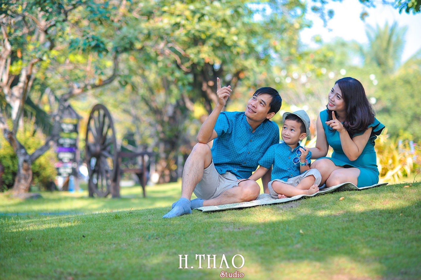 Anh gia dinh 3 nguoi 4 - 35 cách tạo dáng chụp ảnh gia đình 3 người đẹp nhất - HThao Studio