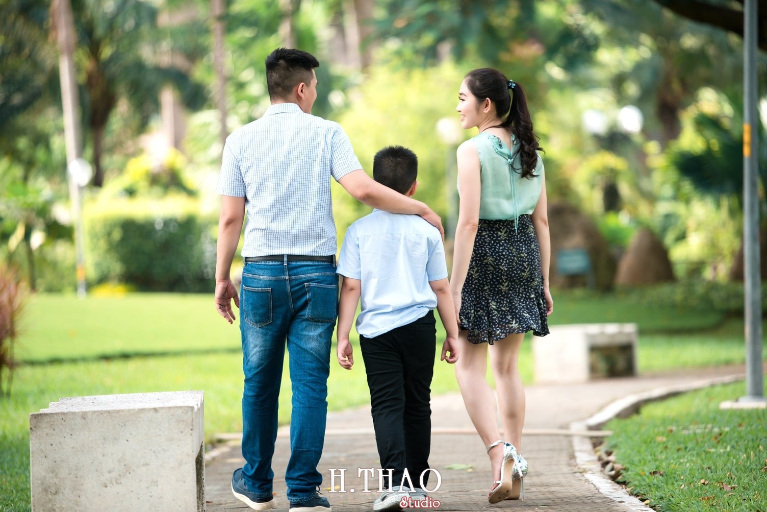 Anh Gia dinh 3 nguoi 14 - Gói chụp ảnh gia đình ngoại cảnh giá rẻ Tp. HCM - HThao Studio
