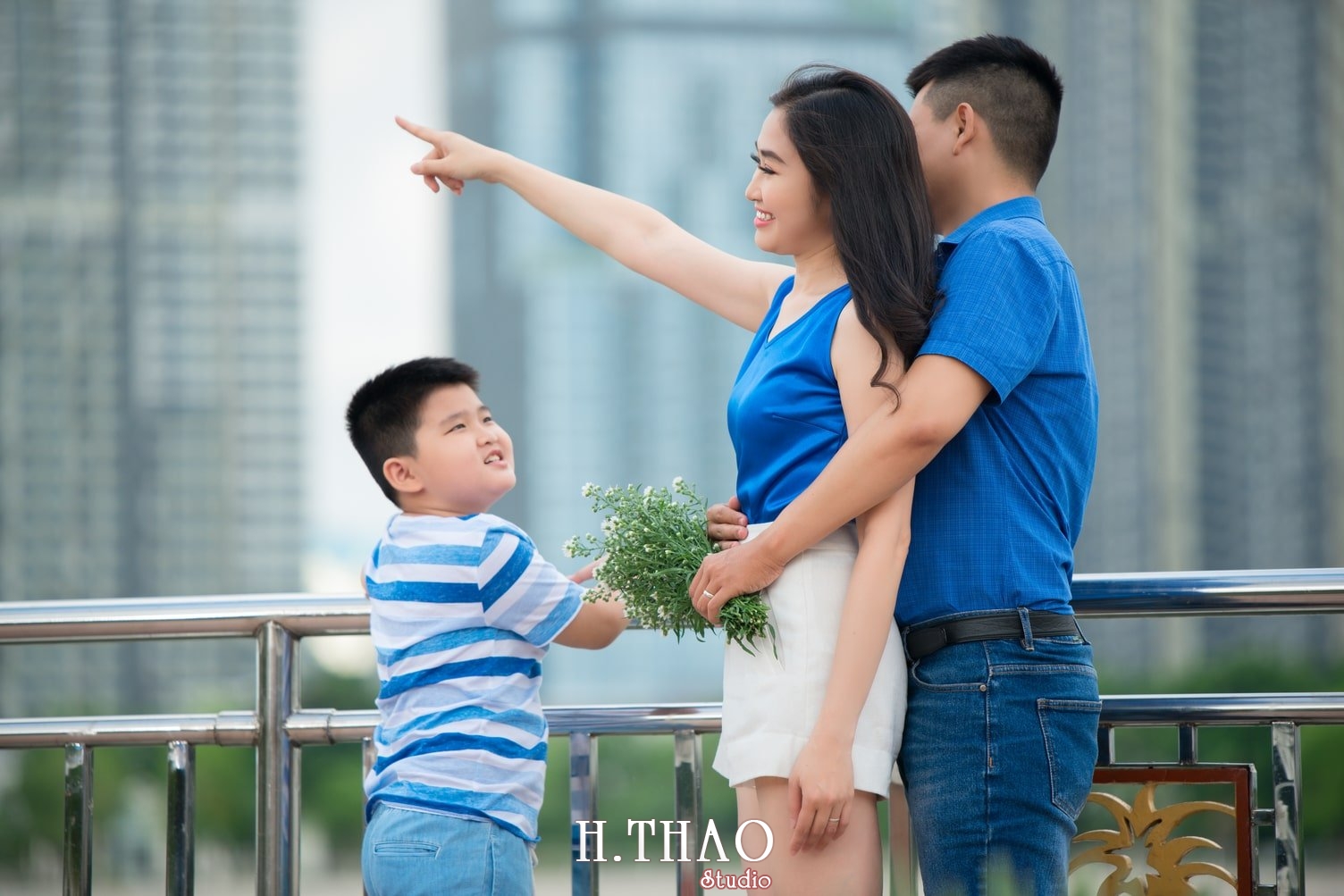 Anh Gia dinh 3 nguoi 2 - 19 cách tạo dáng chụp ảnh gia đình tự nhiên nhất - HThao Studio