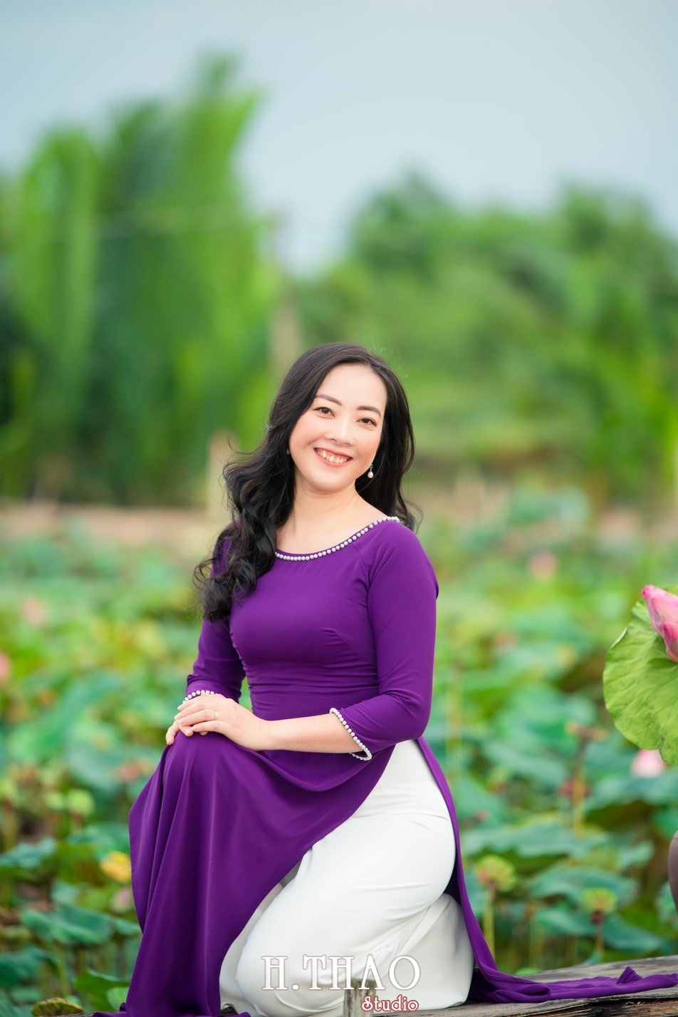 Anh Hoa sen tam da 12 - Bộ ảnh hoa sen với áo dài tím đẹp dễ thương - HThao Studio