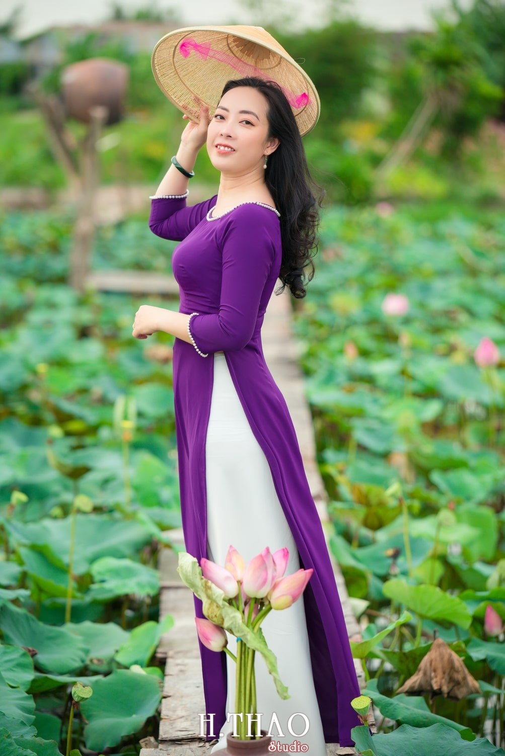 Anh Hoa sen tam da 13 - Bộ ảnh hoa sen với áo dài tím đẹp dễ thương - HThao Studio
