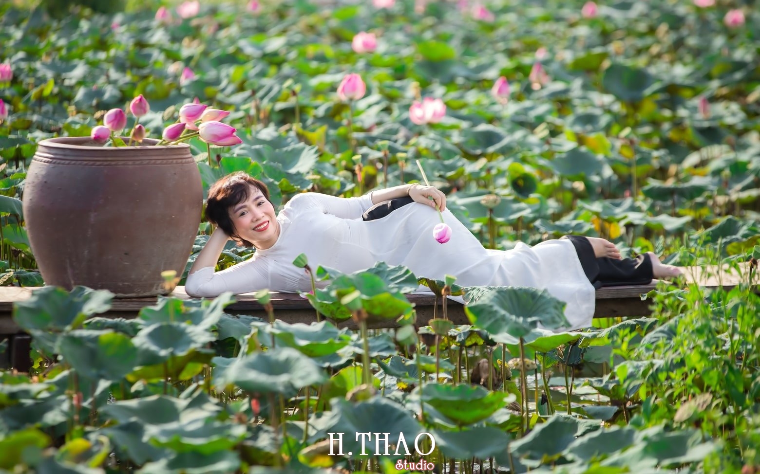 39 Cách Tạo Dáng Chụp Ảnh Với Hoa Sen Tuyệt Đẹp - Hthao Studio
