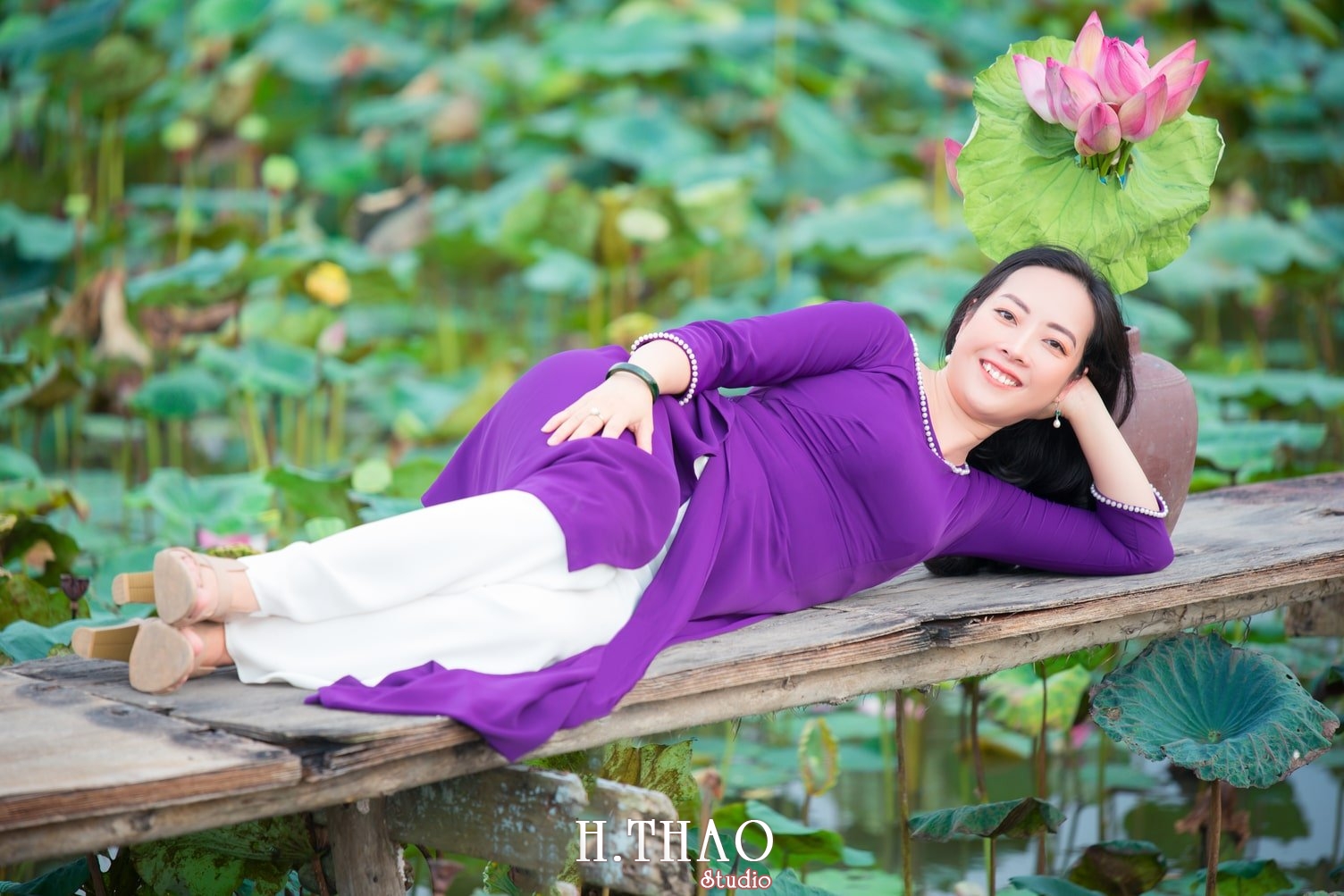 Anh Hoa sen tam da 5 - 49 cách tạo dáng chụp ảnh với áo dài tuyệt đẹp - HThao Studio