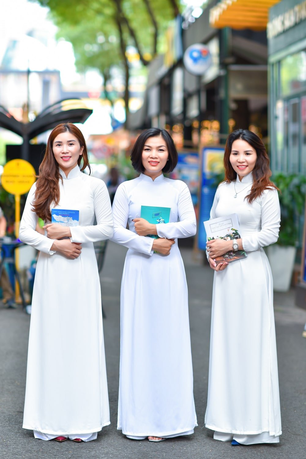 Anh ao dai dep 2023 21 min - 30+ cách tạo dáng chụp ảnh áo dài nhóm đẹp miễn chê – HThao Studio