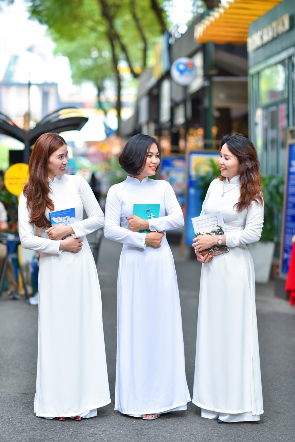 Anh ao dai dep 2023 22 min - 30+ cách tạo dáng chụp ảnh áo dài nhóm đẹp miễn chê – HThao Studio