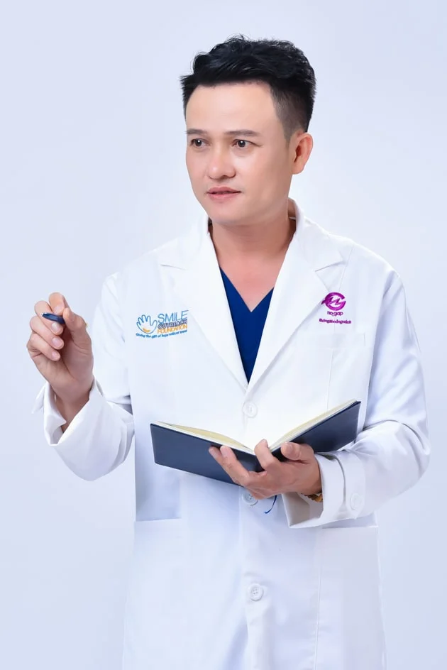 Anh bac si 2 min - Concept chụp ảnh bác sĩ với áo Blouse đẹp chỉnh chu - HThao Studio