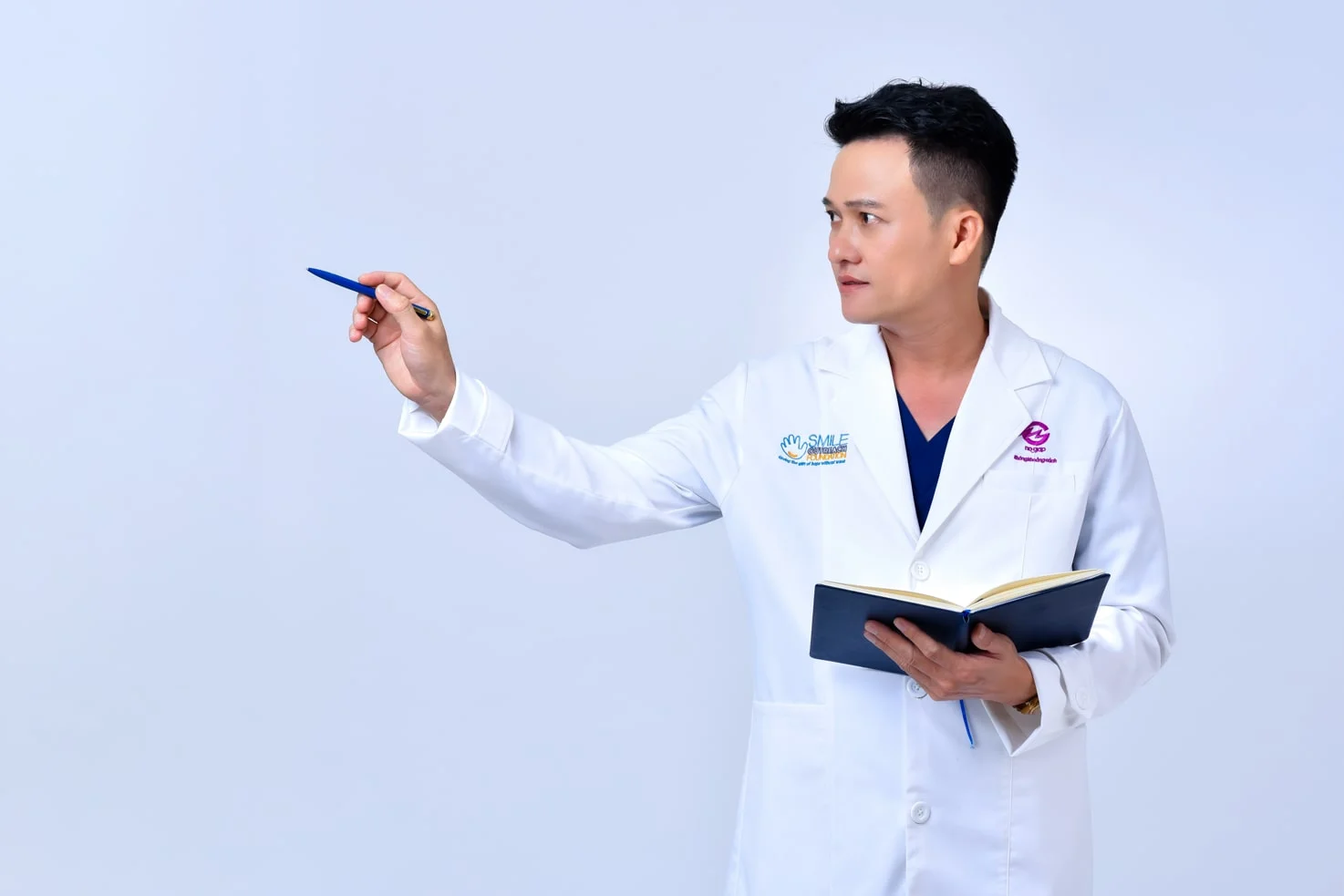 Anh bac si 4 min - Concept chụp ảnh bác sĩ với áo Blouse đẹp chỉnh chu - HThao Studio