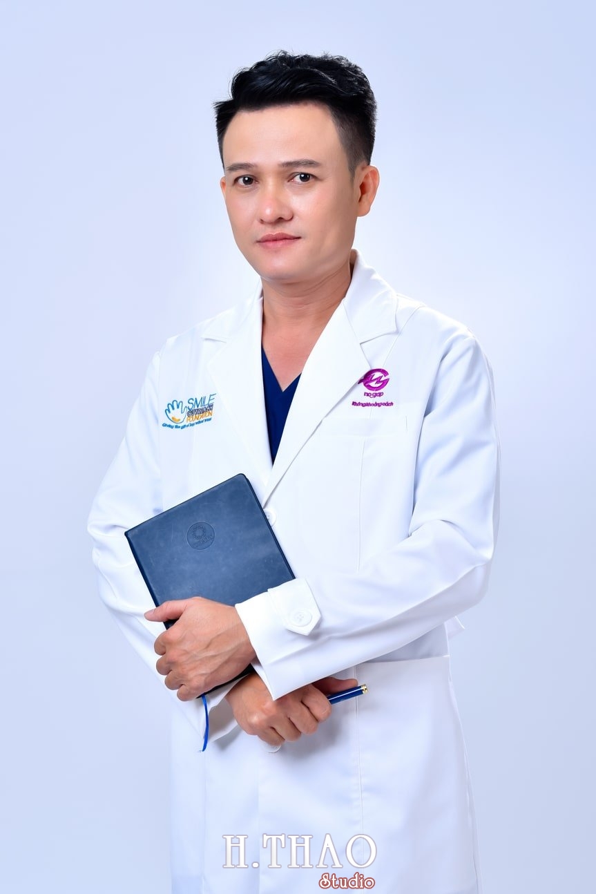 Anh bac si 5 min - Concept chụp ảnh bác sĩ với áo Blouse đẹp chỉnh chu - HThao Studio