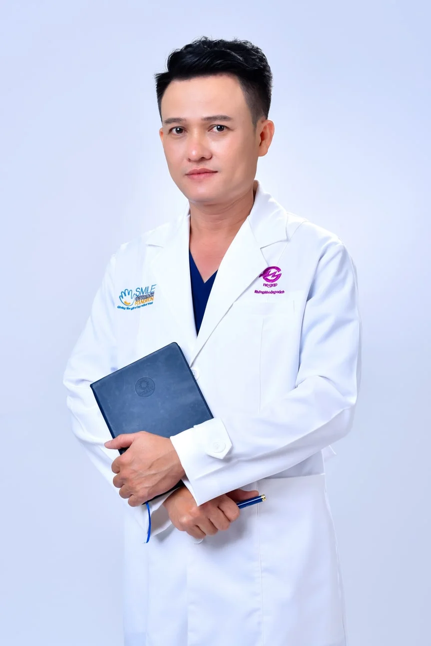 Anh bac si 5 min - Concept chụp ảnh bác sĩ với áo Blouse đẹp chỉnh chu - HThao Studio