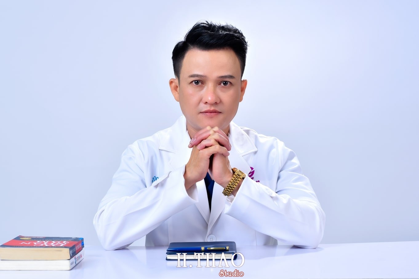 Anh bac si 6 min - Concept chụp ảnh bác sĩ với áo Blouse đẹp chỉnh chu - HThao Studio