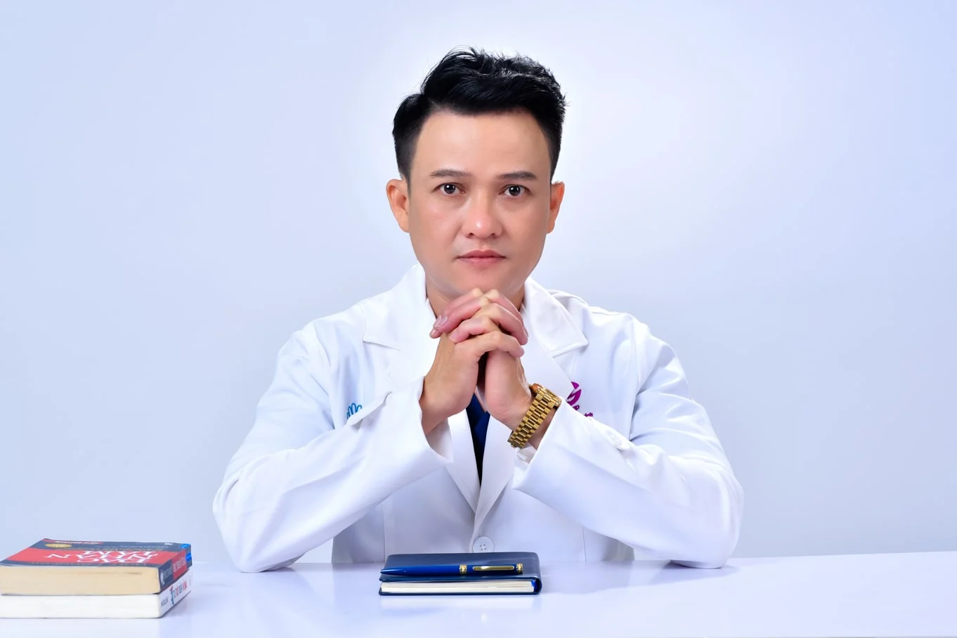 Anh bac si 6 min - Concept chụp ảnh bác sĩ với áo Blouse đẹp chỉnh chu - HThao Studio