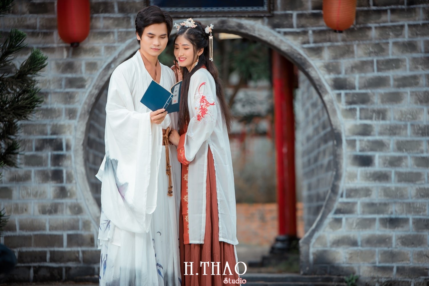 Anh co trang nam 10 - 35 cách tạo dáng chụp ảnh đôi lãng mạn nhất - HThao Studio