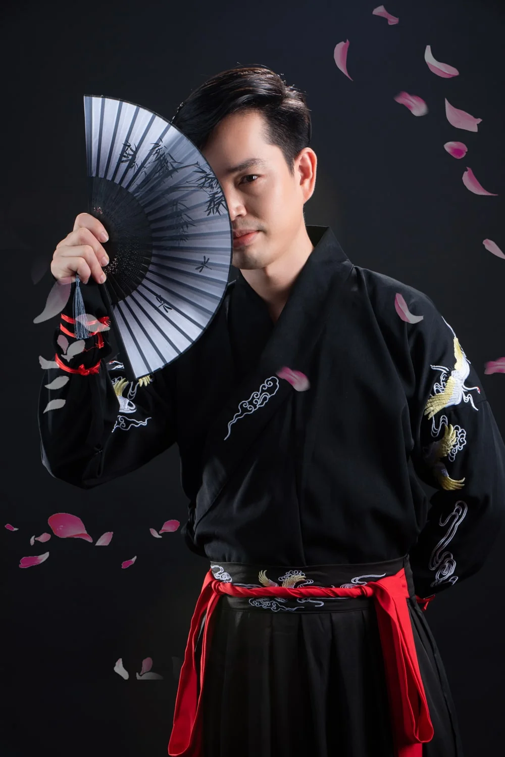 Anh co trang trong studio 4 min - G&oacute;c ảnh cổ trang chụp trong studio đẹp m&agrave; lạ - HThao Studio