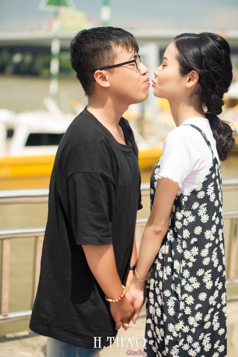 Anh couple dang yeu 13 - Bộ ảnh couple rất đáng yêu chụp tại  bến tàu ở Tp.HCM – HThao Studio