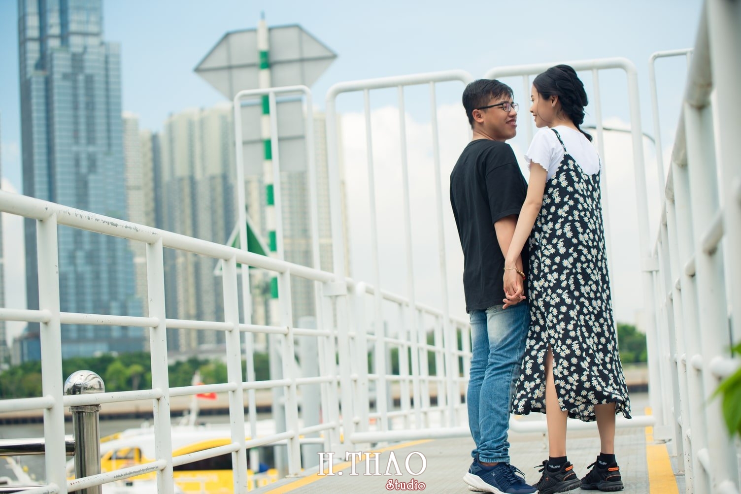 Anh couple dang yeu 15 - Bộ ảnh couple rất đáng yêu chụp tại  bến tàu ở Tp.HCM – HThao Studio