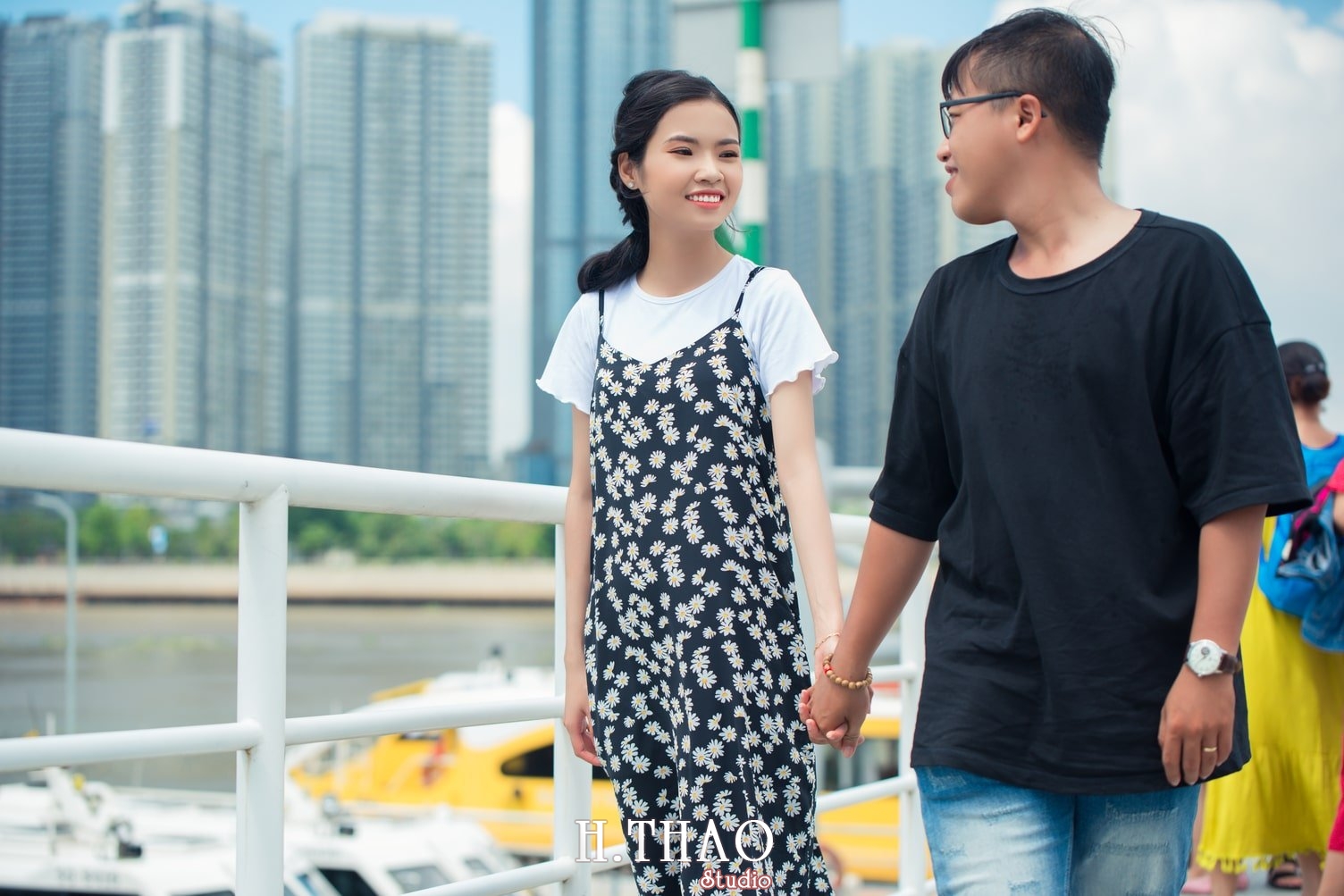 Anh couple dang yeu 16 - Bộ ảnh couple rất đáng yêu chụp tại  bến tàu ở Tp.HCM – HThao Studio