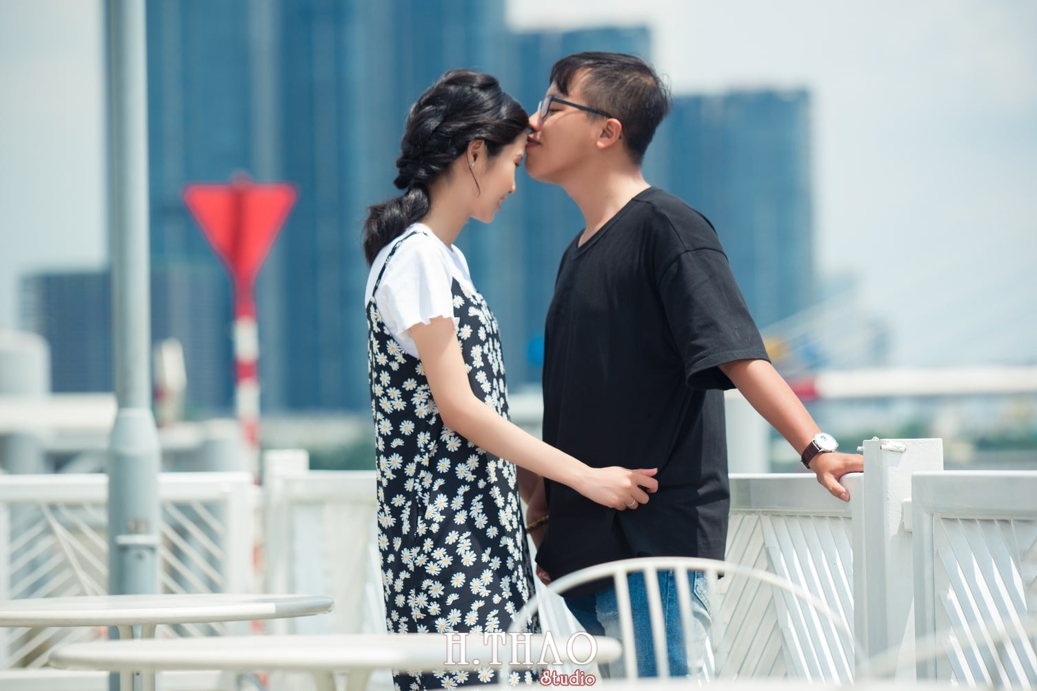 Anh couple dang yeu 18 - Bộ ảnh couple rất đáng yêu chụp tại  bến tàu ở Tp.HCM – HThao Studio