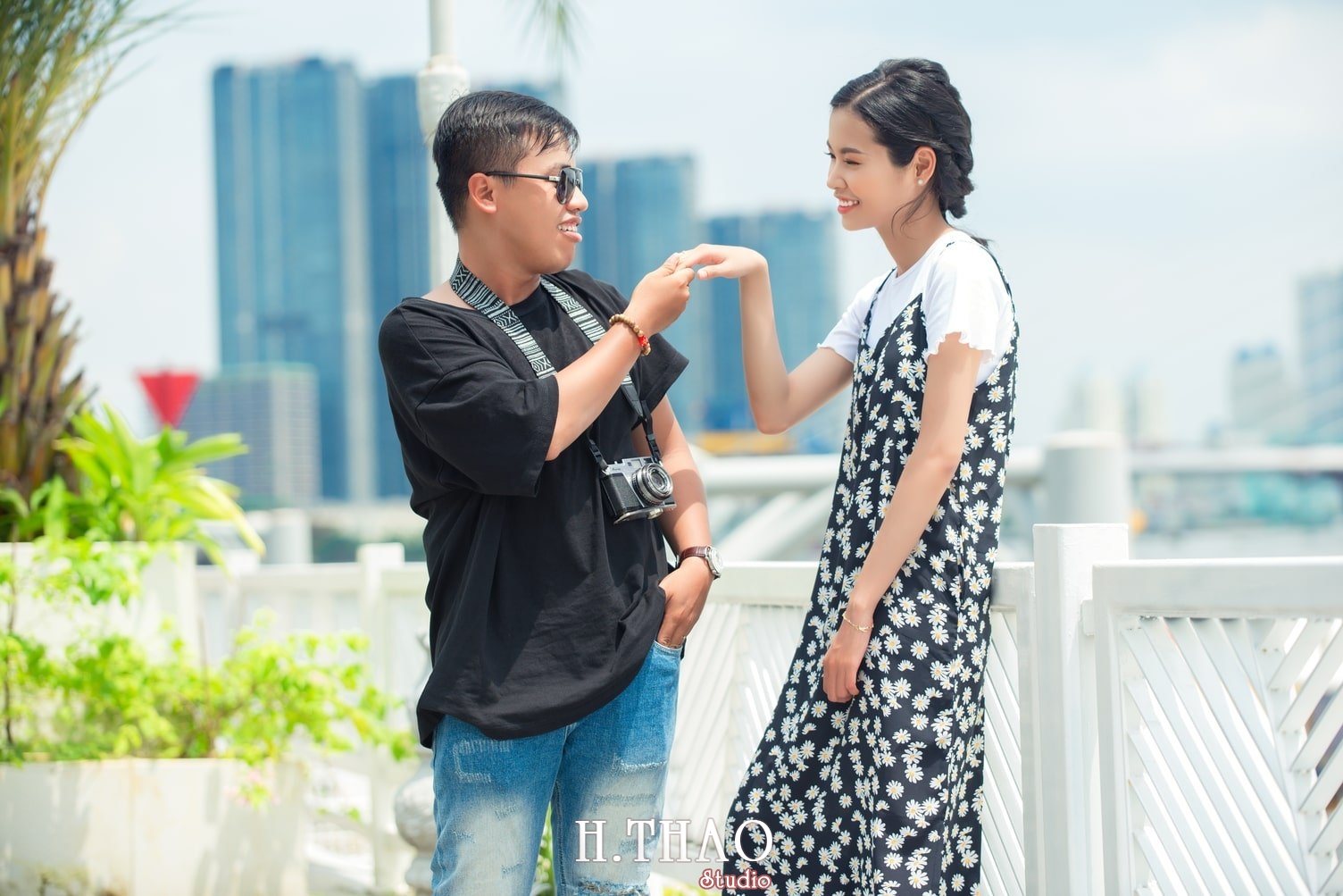 Anh couple dang yeu 23 - Bộ ảnh couple rất đáng yêu chụp tại  bến tàu ở Tp.HCM – HThao Studio