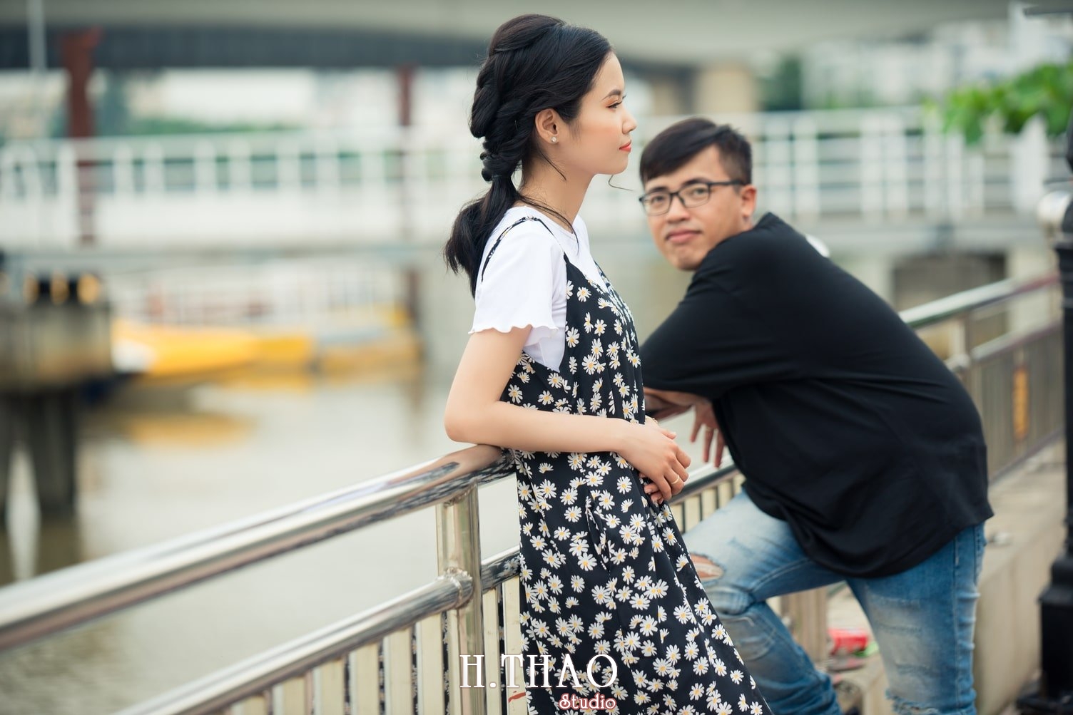 Anh couple dang yeu 6 - Bộ ảnh couple rất đáng yêu chụp tại  bến tàu ở Tp.HCM – HThao Studio