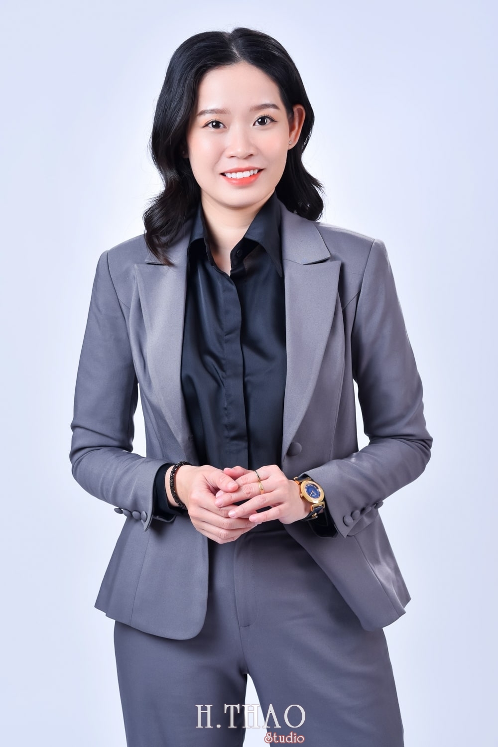 Anh doanh nhan 8 min - Cách chụp ảnh với áo vest nữ đẹp, trẻ trung, chuyên nghiệp- HThao Studio