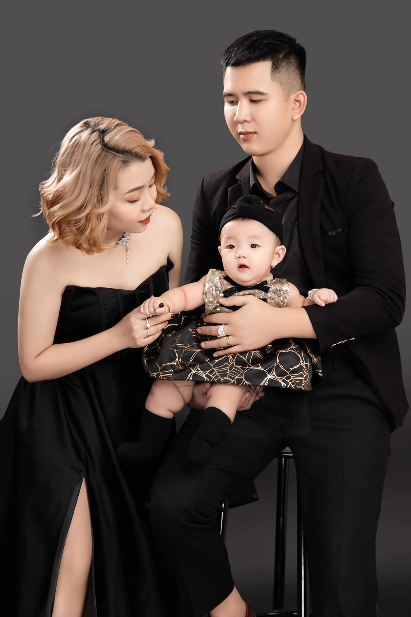 Anh gia dinh 1 1 - 35 cách tạo dáng chụp ảnh gia đình 3 người đẹp nhất - HThao Studio