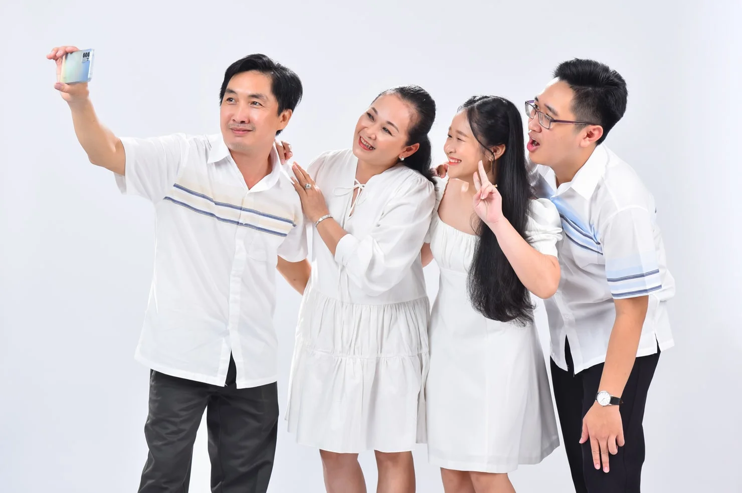 Anh gia dinh 10 min - Chụp ảnh gia đình 4 người trong studio đáng yêu - HThao Studio