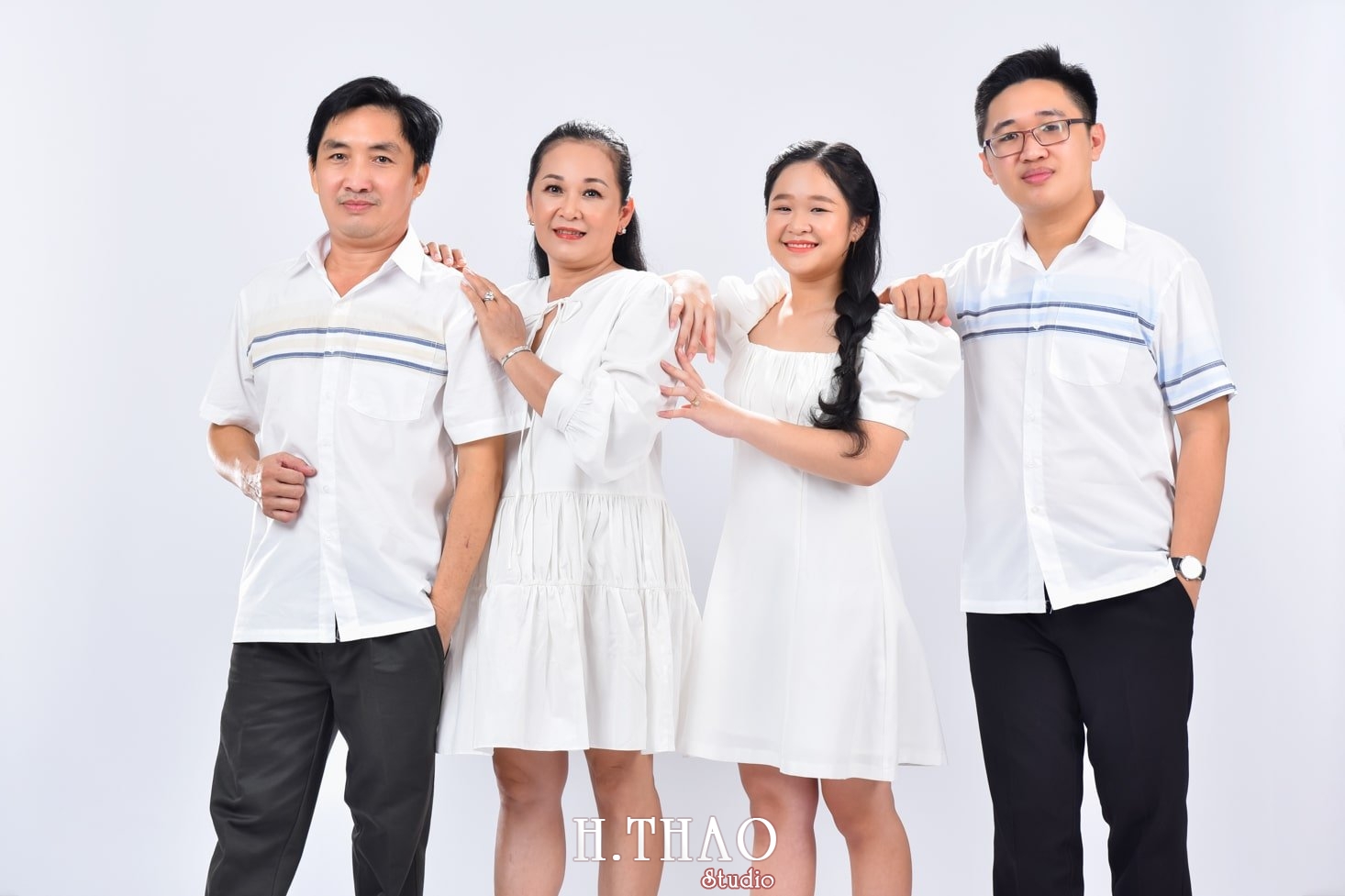 Anh gia dinh 12 min - Chụp ảnh gia đình 4 người trong studio đáng yêu - HThao Studio