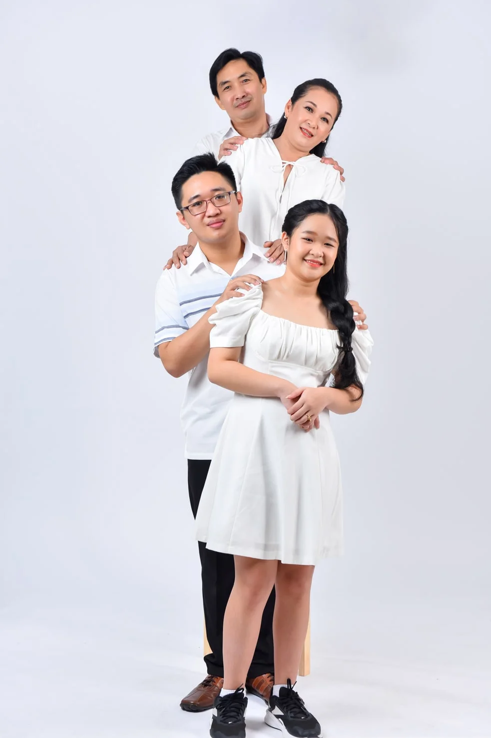 Anh gia dinh 13 min - Chụp ảnh gia đình 4 người trong studio đáng yêu - HThao Studio