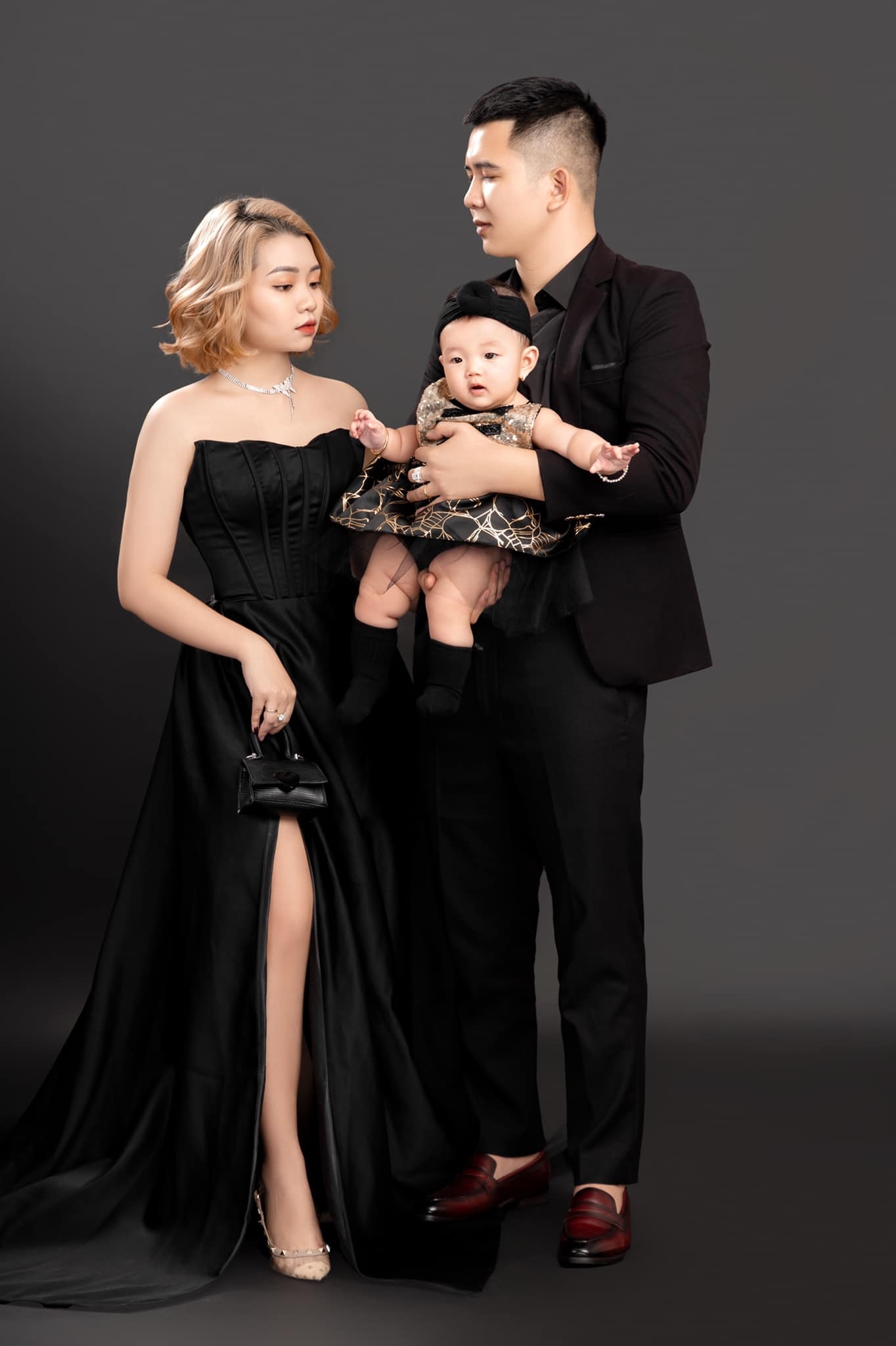 Anh gia dinh 2 1 - #4 Concept chụp ảnh gia đình trong studio đẹp- HThao Studio