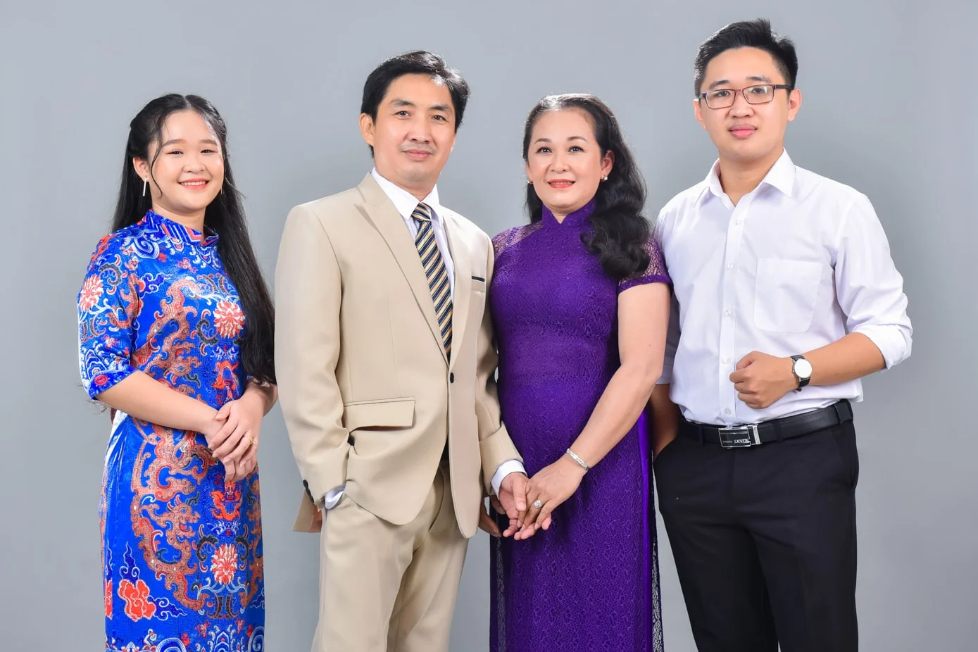 Anh gia dinh 3 min - Chụp ảnh gia đình 4 người trong studio đáng yêu - HThao Studio