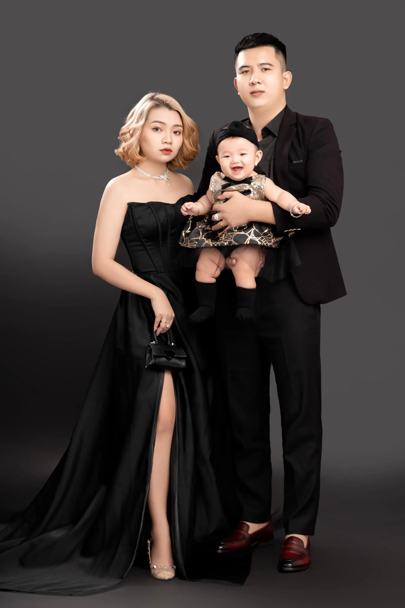 Anh gia dinh 4 1 - 35 cách tạo dáng chụp ảnh gia đình 3 người đẹp nhất - HThao Studio