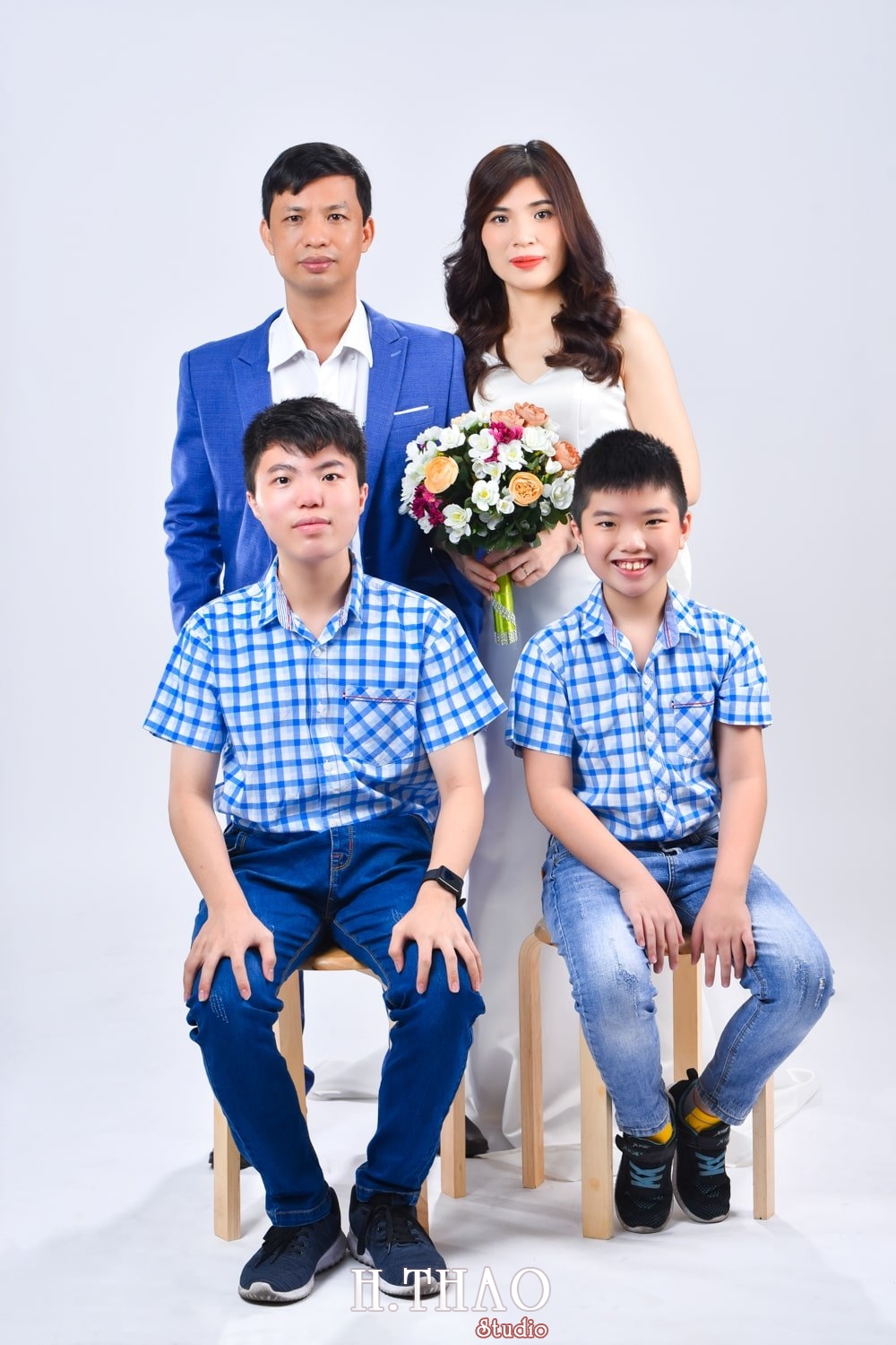 Anh gia dinh 4 nguoi 1 min - 45 cách tạo dáng chụp ảnh gia đình 4 người ấn tượng nhất - HThao Studio