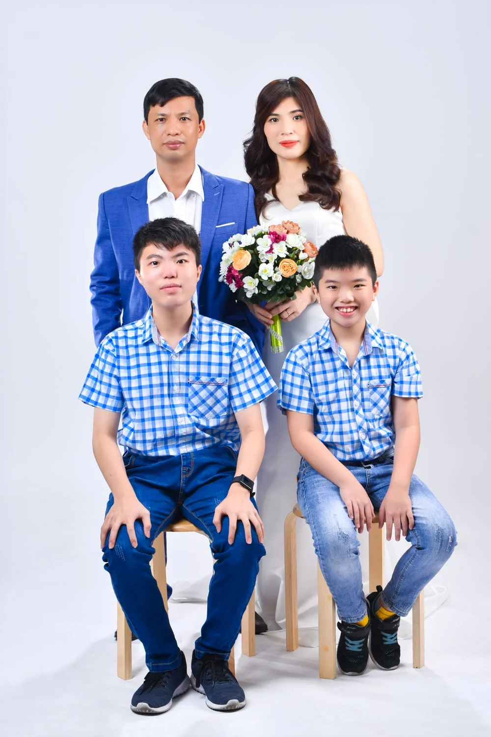 Anh gia dinh 4 nguoi 1 min - Chụp ảnh kỷ niệm 15 năm ngày cưới gia đình chị Tho- HThao Studio