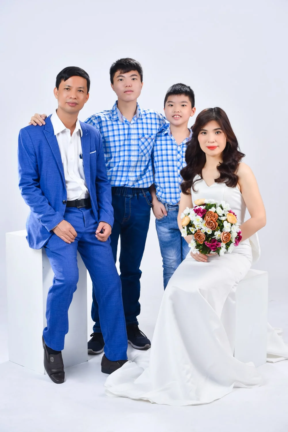Anh gia dinh 4 nguoi 10 min - Chụp ảnh kỷ niệm 15 năm ngày cưới gia đình chị Tho- HThao Studio