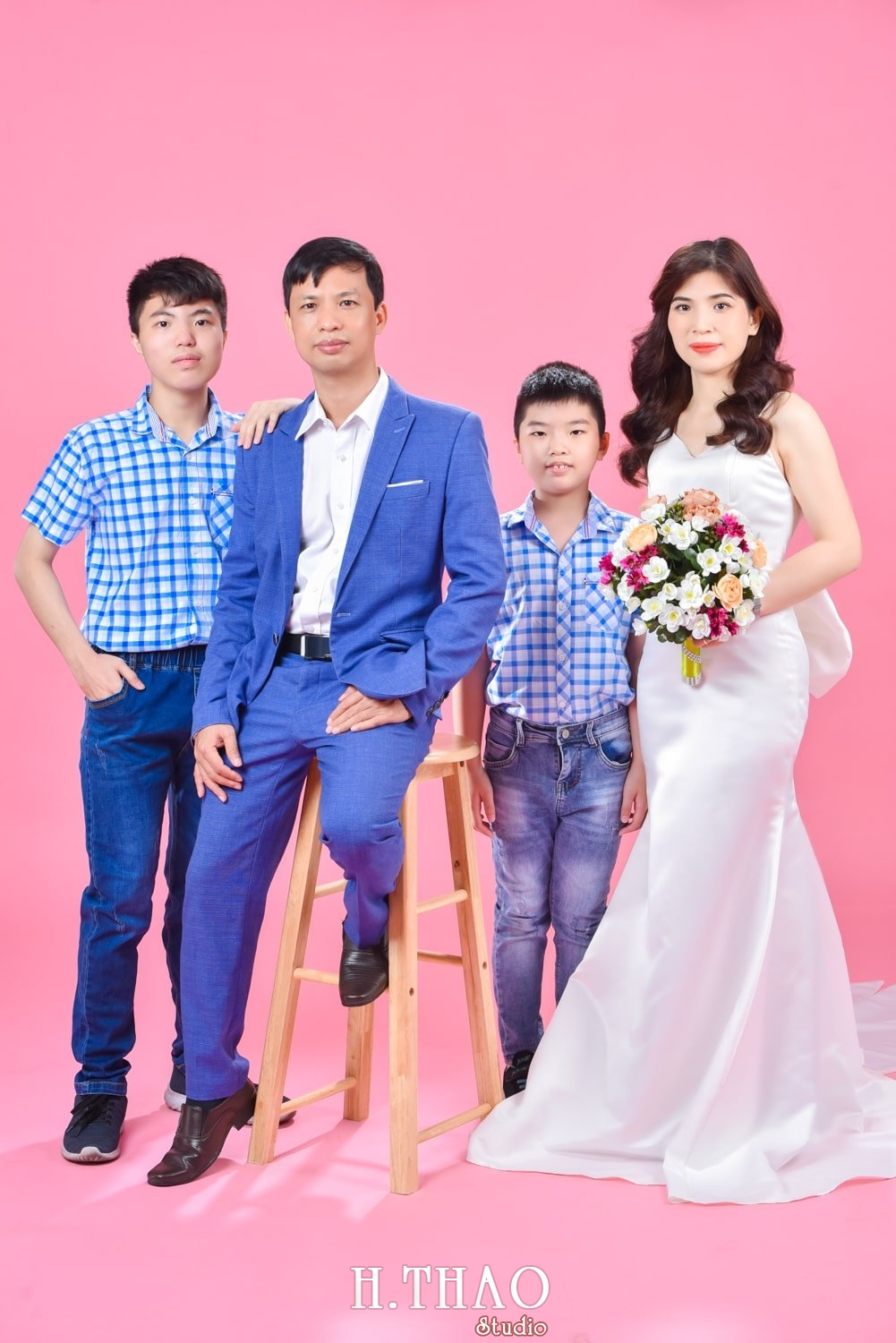 Anh gia dinh 4 nguoi 14 min - Chụp ảnh kỷ niệm 15 năm ngày cưới gia đình chị Tho- HThao Studio
