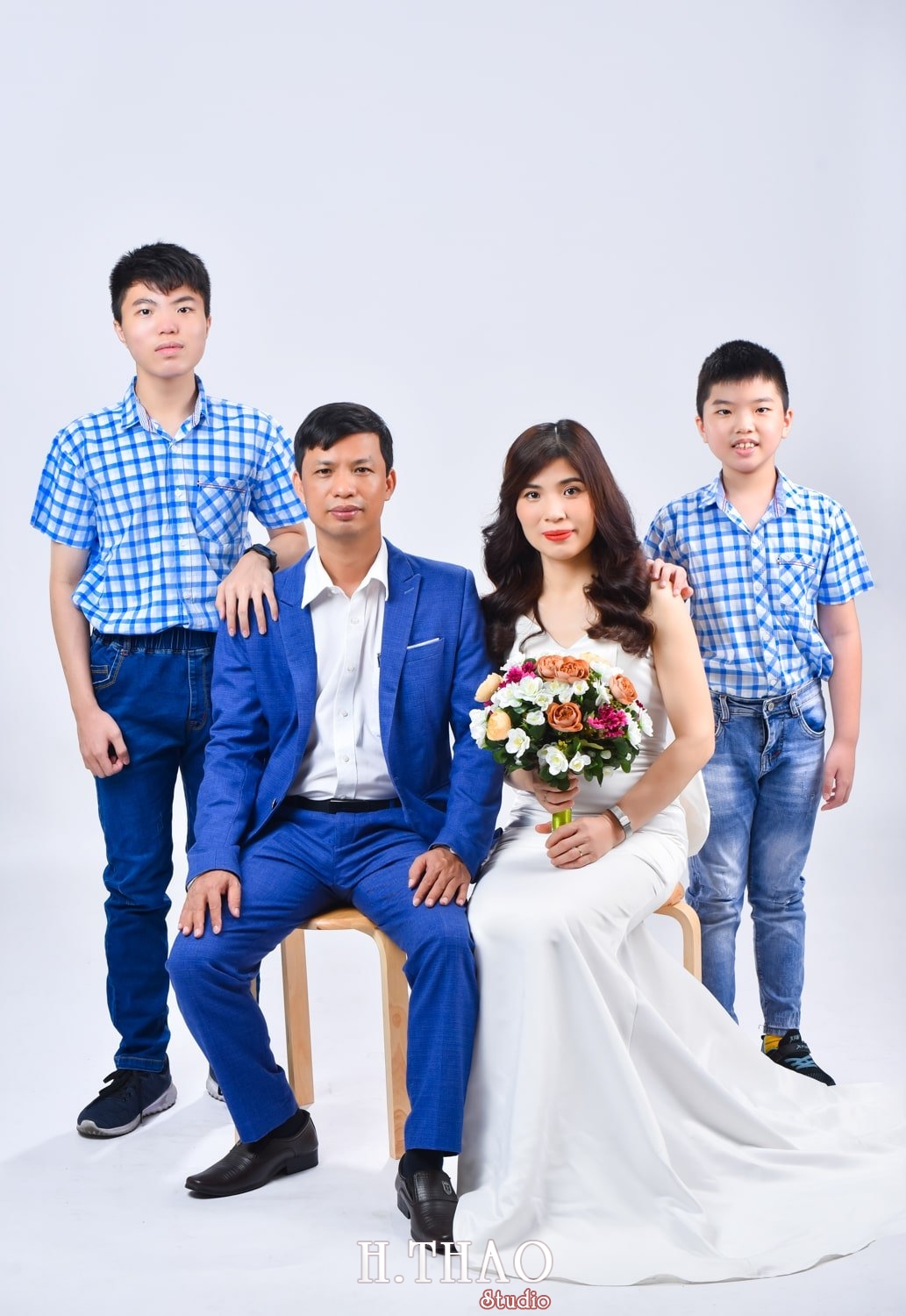 Anh gia dinh 4 nguoi 2 min - Chụp ảnh kỷ niệm 15 năm ngày cưới gia đình chị Tho- HThao Studio