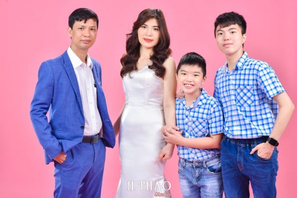 Anh gia dinh 4 nguoi 20 min 585x390 - Concept và dịch vụ chụp ảnh gia đình trong Studio chuyên nghiệp