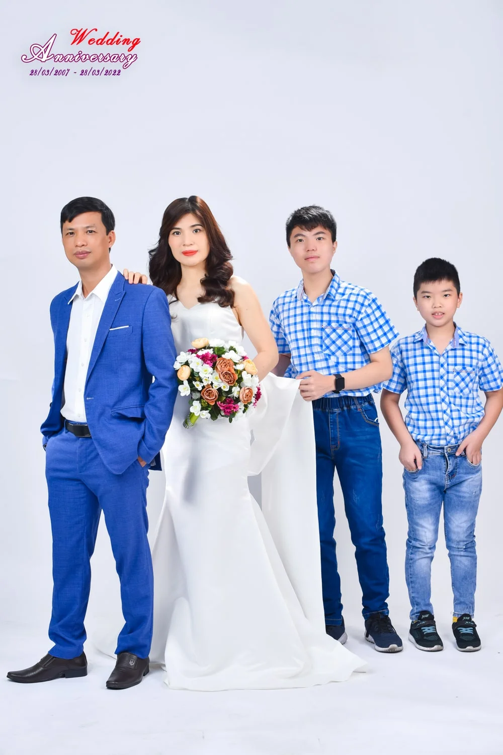 Anh gia dinh 4 nguoi 3 min - Chụp ảnh kỷ niệm 15 năm ngày cưới gia đình chị Tho- HThao Studio