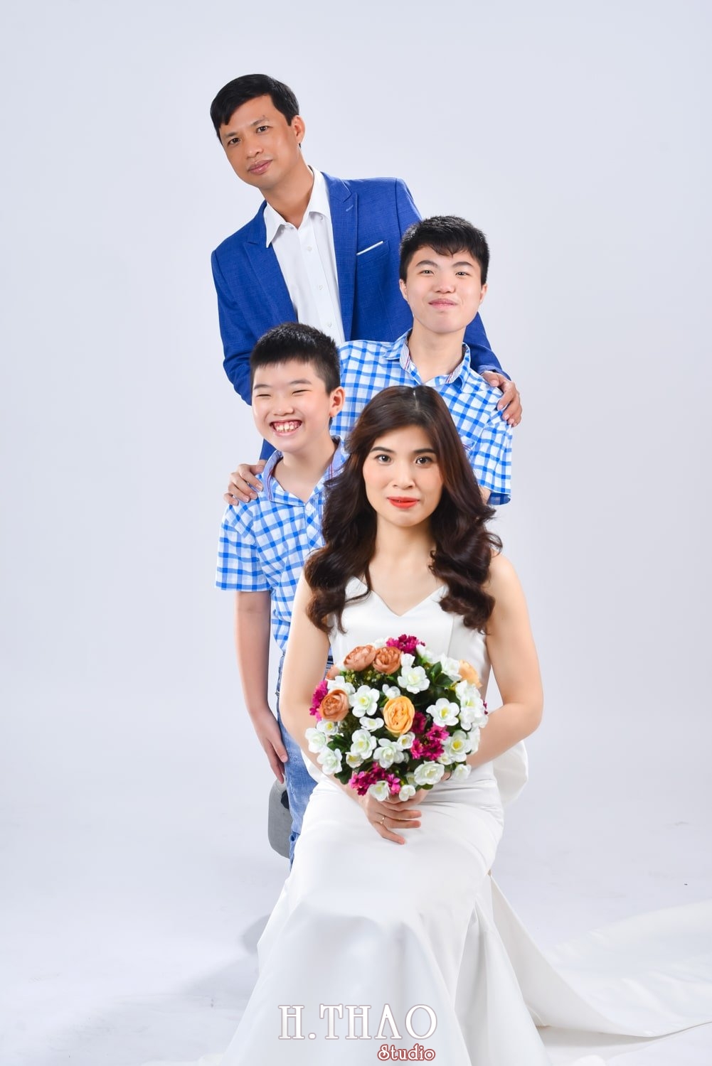 Anh gia dinh 4 nguoi 4 min - Studio chụp ảnh gia đình tự nhiên nhất tại Tp.HCM – HThao Studio