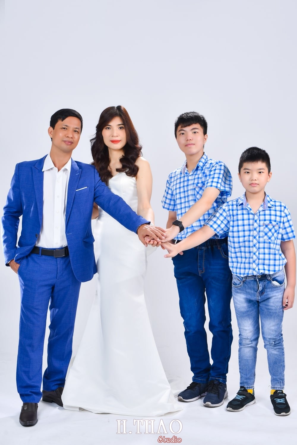 Anh gia dinh 4 nguoi 7 min - 45 cách tạo dáng chụp ảnh gia đình 4 người ấn tượng nhất - HThao Studio