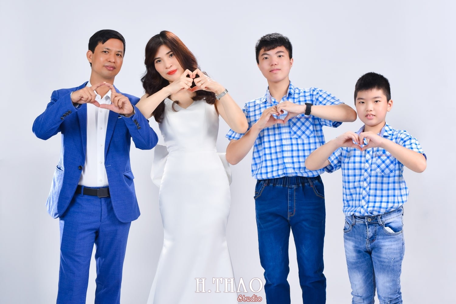 Anh gia dinh 4 nguoi 8 min - Chụp ảnh gia đình kiểu hàn quốc, concept & giá chụp tại Tp.HCM – HThao Studio