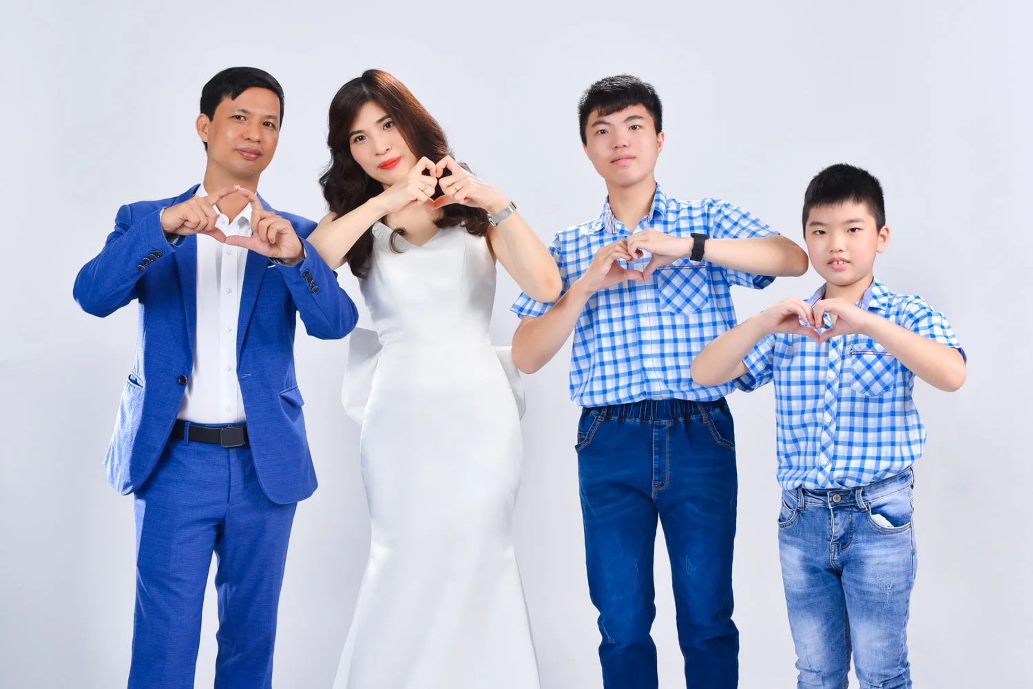 Anh gia dinh 4 nguoi 8 min - Chụp ảnh kỷ niệm 15 năm ngày cưới gia đình chị Tho- HThao Studio