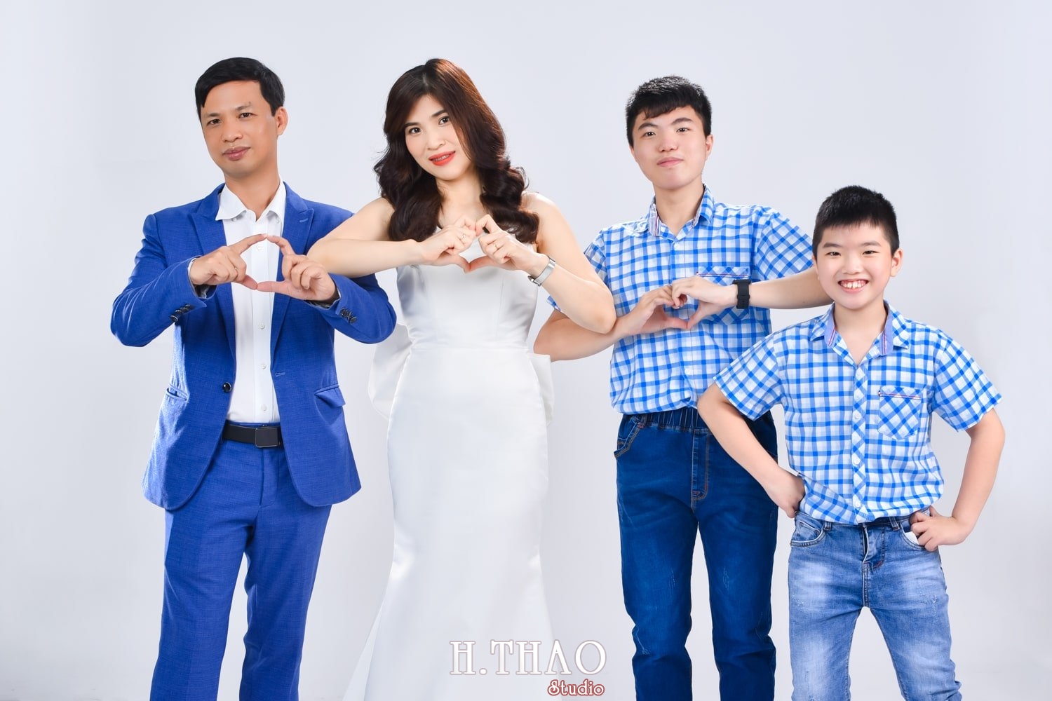 Anh gia dinh 4 nguoi 9 min - Studio chụp ảnh gia đình tự nhiên nhất tại Tp.HCM – HThao Studio