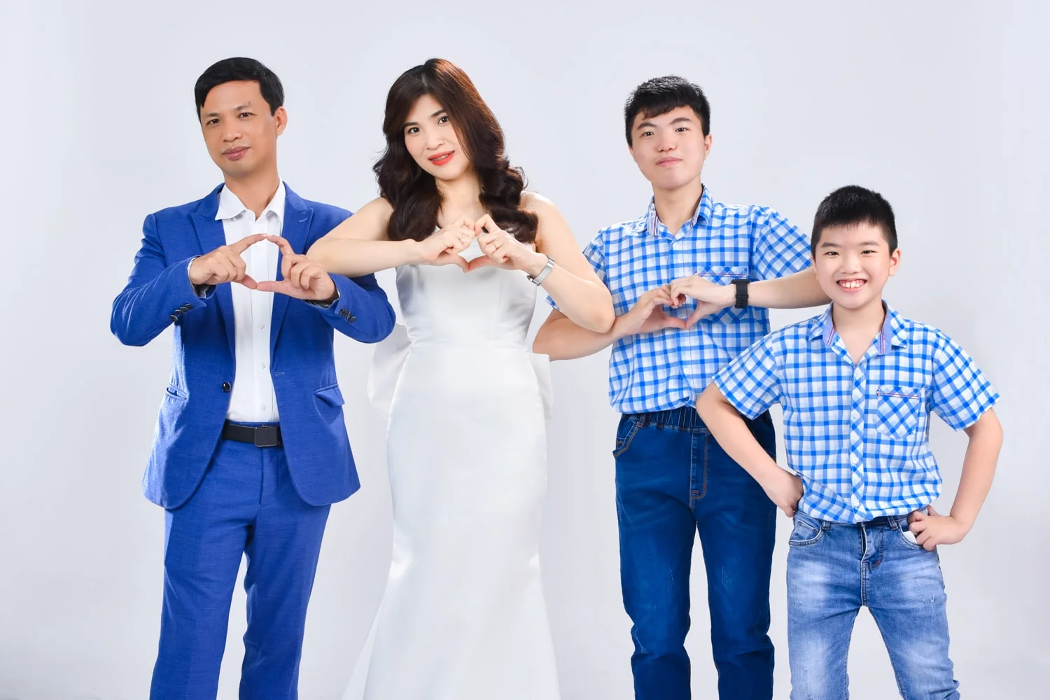 Anh gia dinh 4 nguoi 9 min - Chụp ảnh kỷ niệm 15 năm ngày cưới gia đình chị Tho- HThao Studio