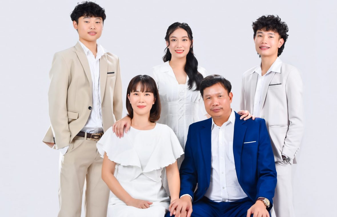 Anh gia dinh 5 nguoi 2 min 1180x760 - 25 cách tạo dáng chụp ảnh gia đình 5 người tình cảm nhất - HThao Studio