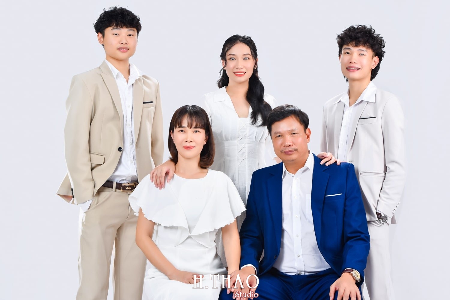 Anh gia dinh 5 nguoi 2 min - 25 cách tạo dáng chụp ảnh gia đình 5 người tình cảm nhất - HThao Studio