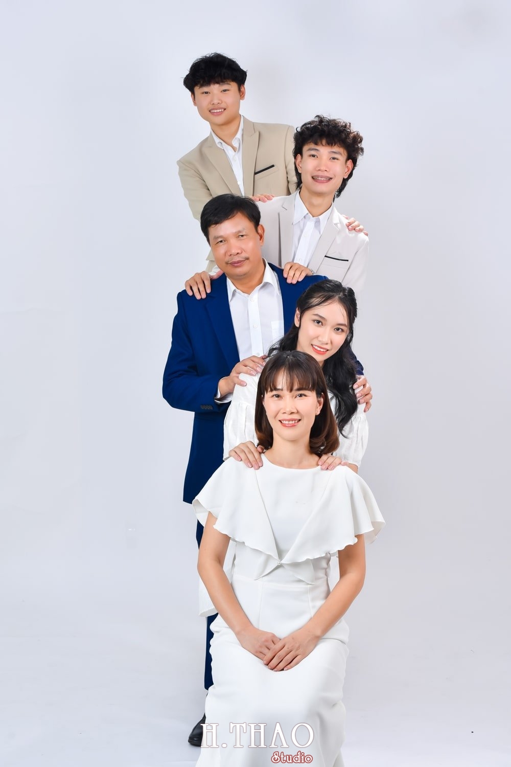 Anh gia dinh 5 nguoi 4 min - Chụp ảnh gia đình kiểu hàn quốc, concept & giá chụp tại Tp.HCM – HThao Studio