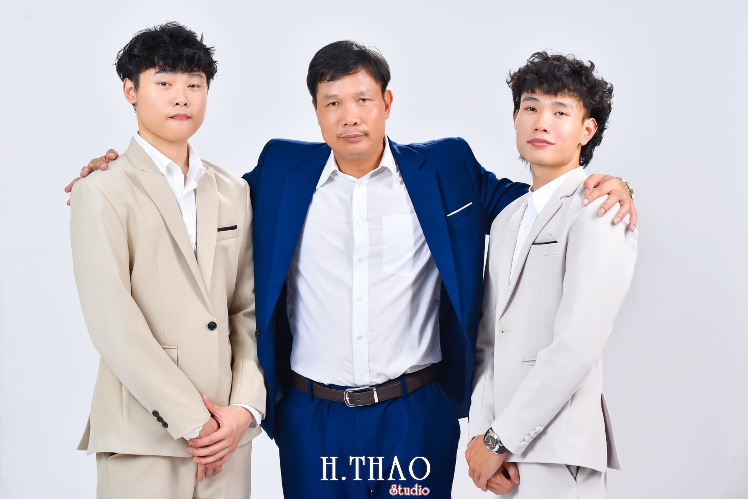 Anh gia dinh 5 nguoi 5 min - Góc ảnh gia đình chụp trong studio đẹp đơn giản- HThao Studio