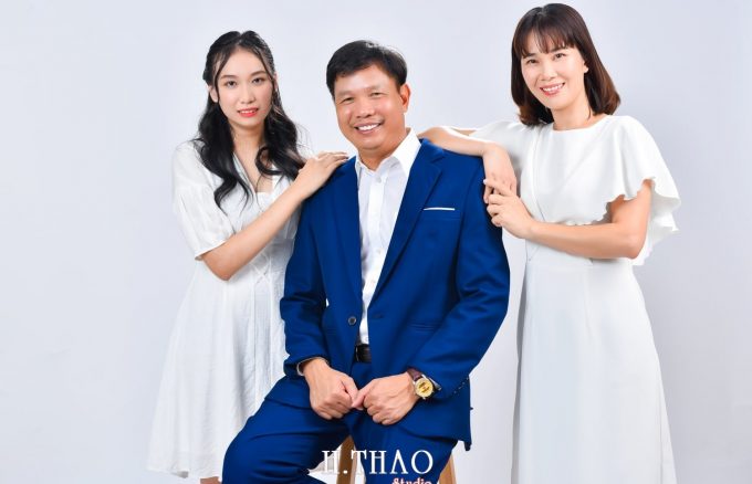 Anh gia dinh 5 nguoi 6 min 680x438 - 35 cách tạo dáng chụp ảnh gia đình 3 người đẹp nhất - HThao Studio