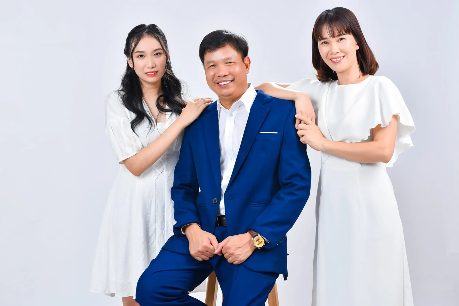 Anh gia dinh 5 nguoi 6 min - 35 cách tạo dáng chụp ảnh gia đình 3 người đẹp nhất - HThao Studio